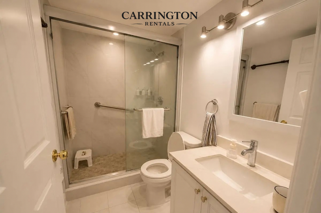 Executive Downtown Toronto Residence | 1+1 Bedroom Luxury Condo | Bay Street Corridor